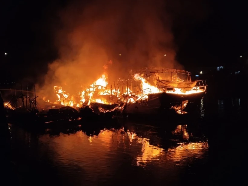 Ba tàu gỗ bốc cháy trên sông Ka Long do chập điện 