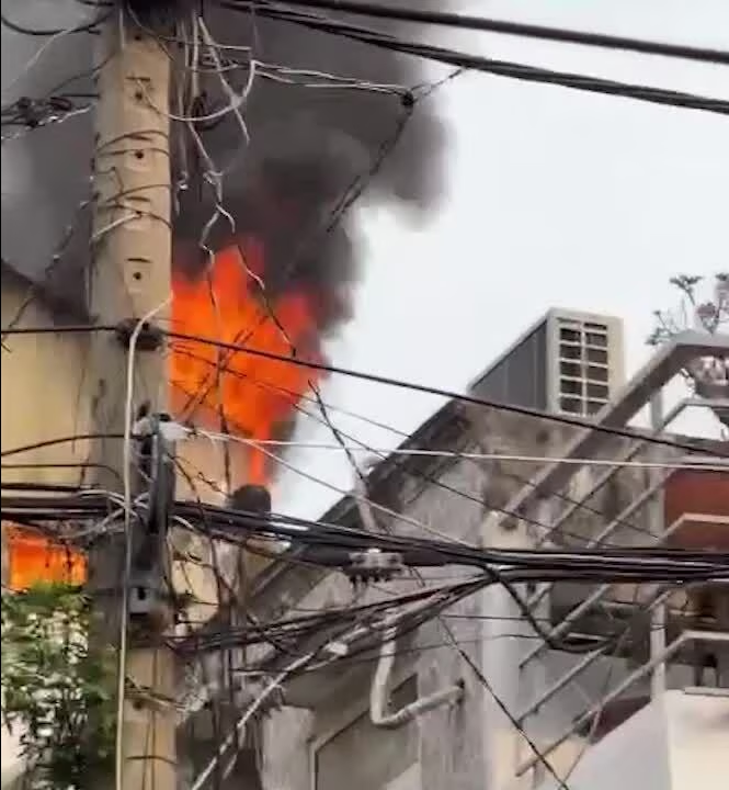 Nhà ba tầng cháy ngùn ngụt 