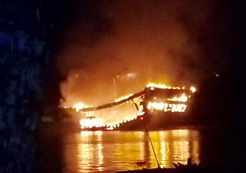 Đà Nẵng: Hỏa hoạn khiến 3 tàu cá đang neo đậu bị cháy trong đêm