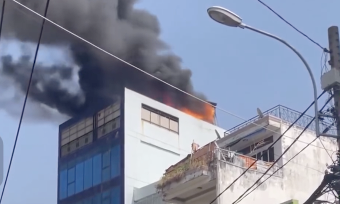 Cháy công ty nữ trang ở Sài Gòn, gần 40 nhân viên tháo chạy