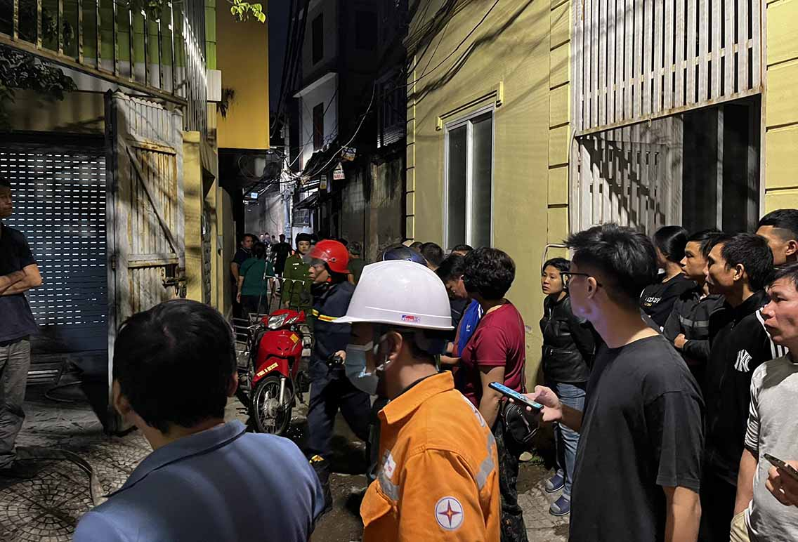 Căn nhà 3 tầng ở Hà Nội bốc cháy ngùn ngụt, kịp thời cứu người bên trong 