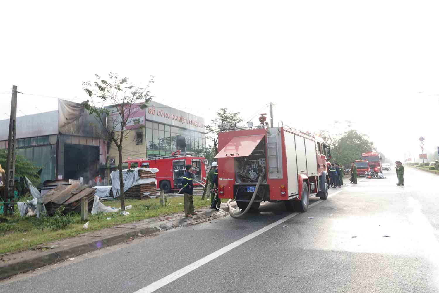 Cháy lớn trong đêm tại xưởng gỗ công nghiệp ở Hà Tĩnh