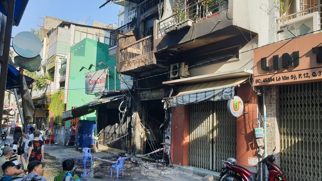 TPHCM: Cháy nhà lúc nửa đêm, 5 người leo qua nhà hàng xóm thoát nạn
