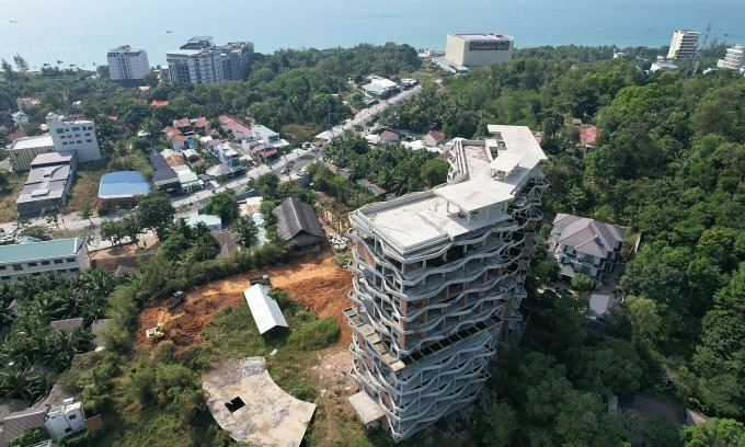 Tháo dỡ khách sạn 12 tầng xây trái phép ở Phú Quốc 