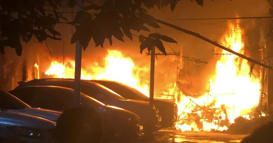 Ô tô bốc cháy dữ dội trong ngõ ở Hà Nội 