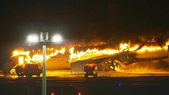 Nhật bản: Máy bay A350 của hãng Japan Airlines bốc cháy tại sân bay quốc tế Haneda