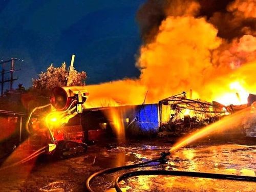 Cháy ngùn ngụt tại xưởng sản xuất hạt nhựa, dùng robot dập lửa