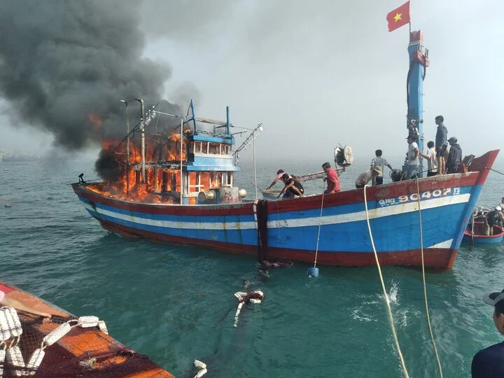 Tàu cá của ngư dân Quảng Ngãi bốc cháy ngùn ngụt khi đang neo đậu gần bờ