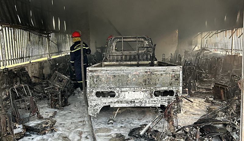 Quảng Nam cháy lớn lúc rạng sáng, 8 người cùng nhà thoát chết trong gang tấc