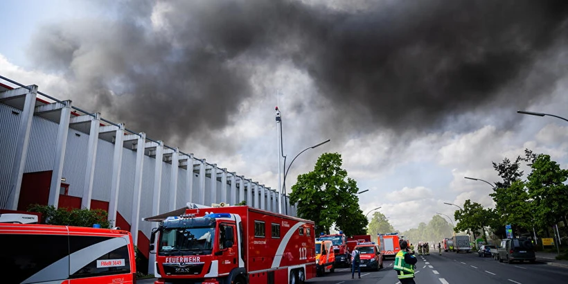 Đức điều 170 lính cứu hỏa xử lý đám cháy lớn tại nhà máy công nghệ kim khí