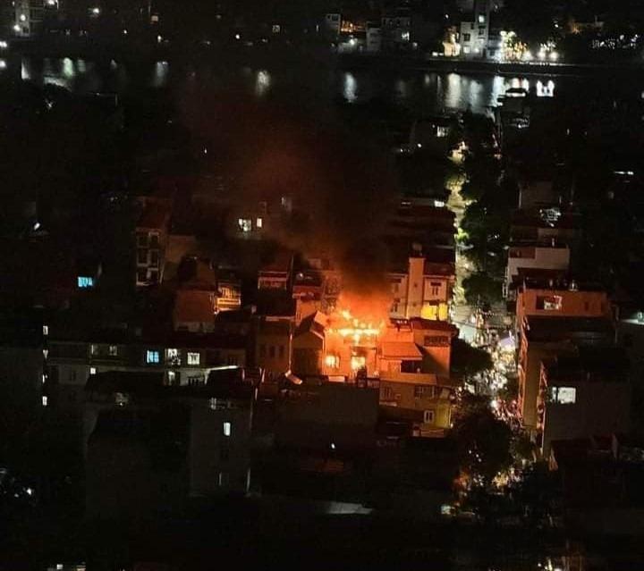 Xảy cháy nhà dân ở phố Vũ Tông Phan