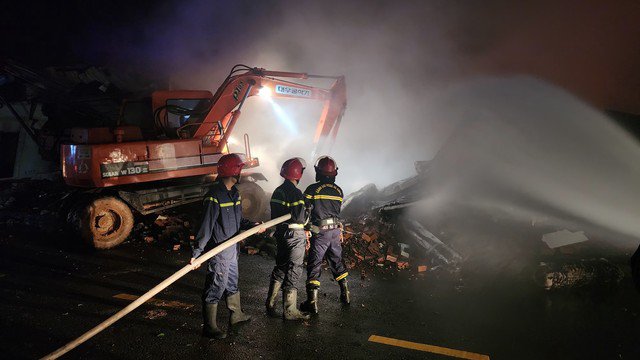 Ngọn lửa bao trùm trong KCN Nam Tân Uyên, Phó Giám đốc Công an Bình Dương chỉ huy chữa cháy