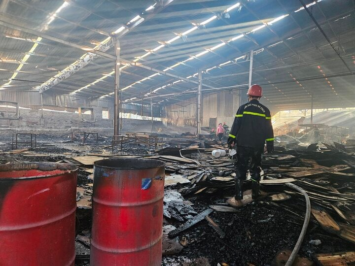 Lửa thiêu rụi 2.400 m2 xưởng gỗ ở Bình Định, thiệt hại hơn 20 tỷ đồng