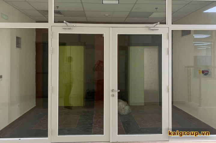 Một bộ cửa kính chống cháy gồm những thành phần nào?