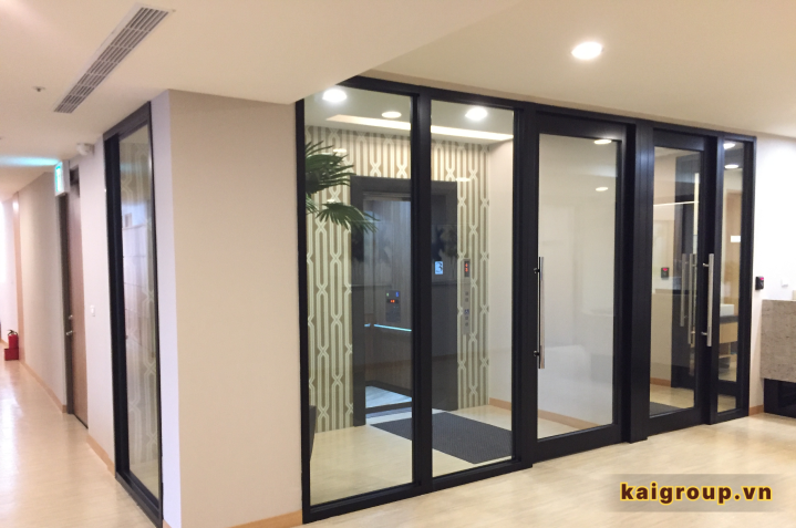 Kính chống cháy có bị nứt khi tiếp xúc với nhiệt độ cao?
