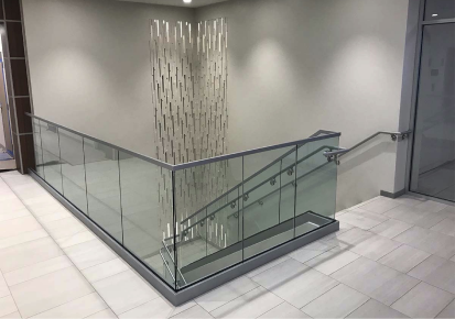 Lan can kính sử dụng u inox âm có gì đặc biệt?
