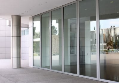 Vách kính chống cháy có thể hỗ trợ phân chia khoang cháy như thế nào?