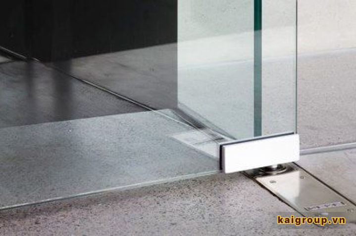 Cửa bản lề sản có những ưu điểm và hạn chế gì?